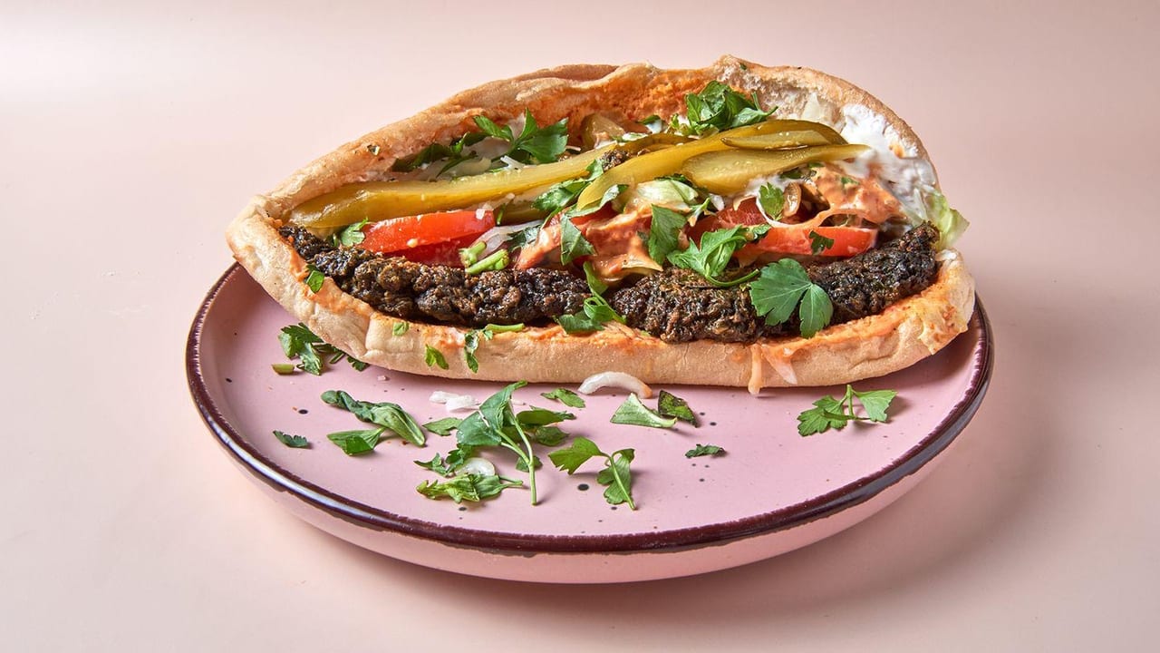 Kubideh Sandwich mit Lamm-Hackspieß und Kräutern im Pars Restaurant Köln